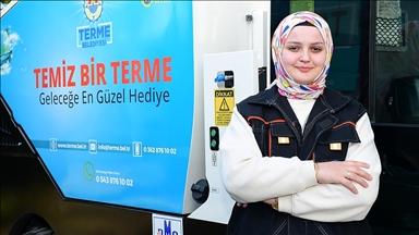 İlçenin temizliği yol süpürme aracının kadın operatörüne emanet