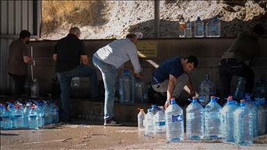 Ankara'da su kesintisinden etkilenen vatandaşlar çeşmelerden su temin ediyor