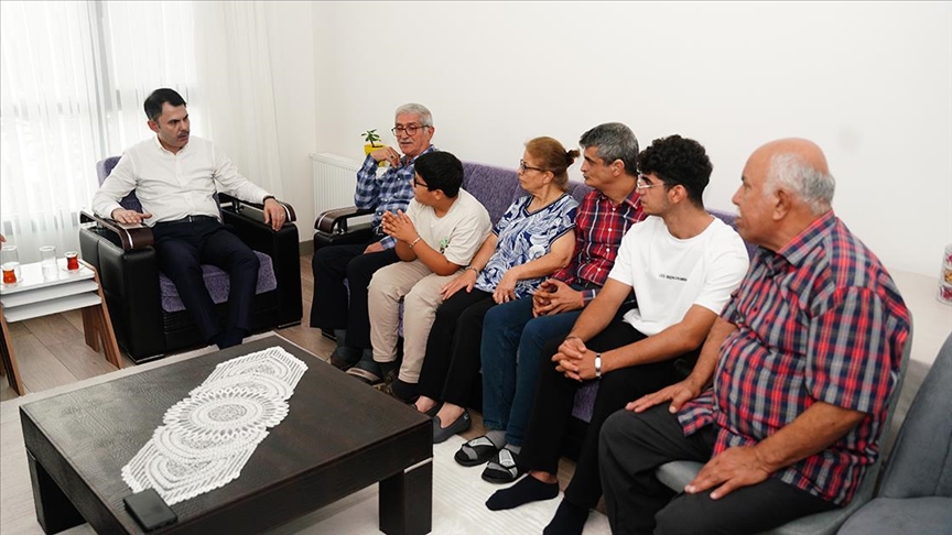 Bakan Kurum, Hatay'da depremden etkilenen Açıkgöz ailesini ziyaret etti