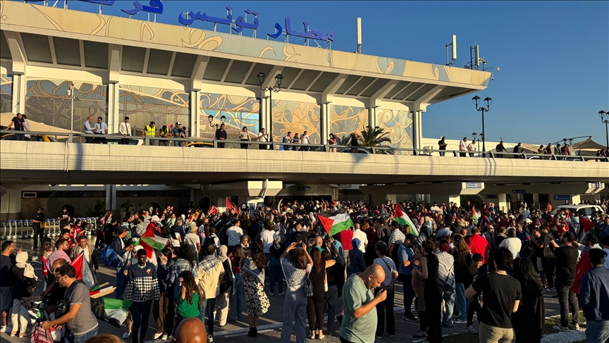 İsrail'in alıkoyduğu Küresel Sumud Filosu'na katılan Tunuslu aktivistler havaalanında karşılandı