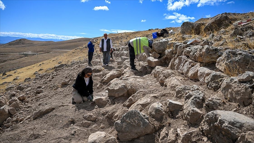 Garibin Tepe'de bulunan surlar arkeologları heyecanlandırdı