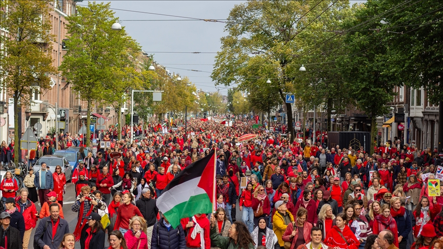 Hollanda'da yaklaşık 250 bin kişi, hükümetin İsrail politikasını protesto etti