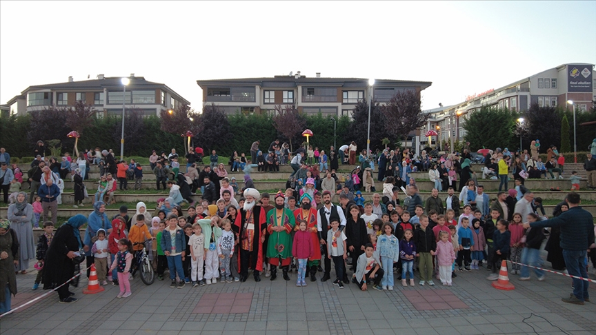 Geleneksel karakterleri canlandıran imamlar çocuklara milli ve manevi değerleri tiyatroyla anlatıyor