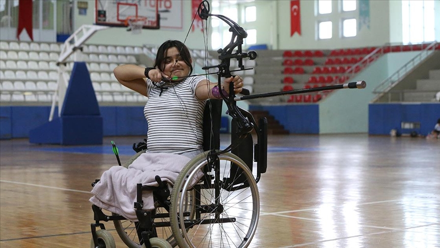 Depremde bacaklarını kaybeden para okçu Feyza Nur’un hedefi Türkiye şampiyonluğu