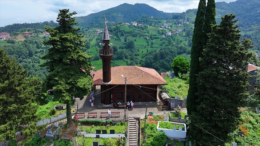 Xhamitë shekullore të Trabzonit, shembuj të pasur të artit të punuar me gurë dhe dru