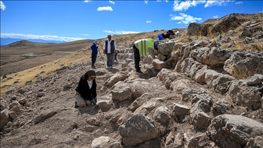 Garibin Tepe'de bulunan surlar arkeologları heyecanlandırdı