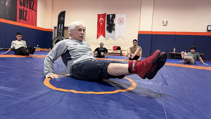 Dünya 3.'sü 55 yaşındaki veteran güreşçi, gözünü altın madalyaya dikti