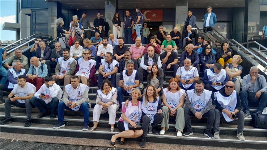 İzmir'de Buca Belediyesi memurları 5 aydır maaş alamadıkları gerekçesiyle eylem yaptı