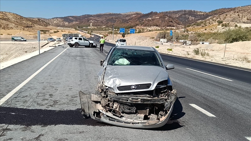 Li Adiyemanê di qezaya ku du otomobîl tê da li hev ketin da 5 kes birîndar bûn