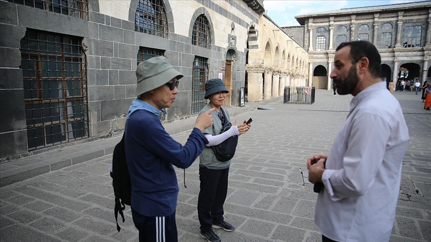 Diyarbakır'da görevli imamlar tarihi camilerde turistlere 4 dilde hizmet sunuyor