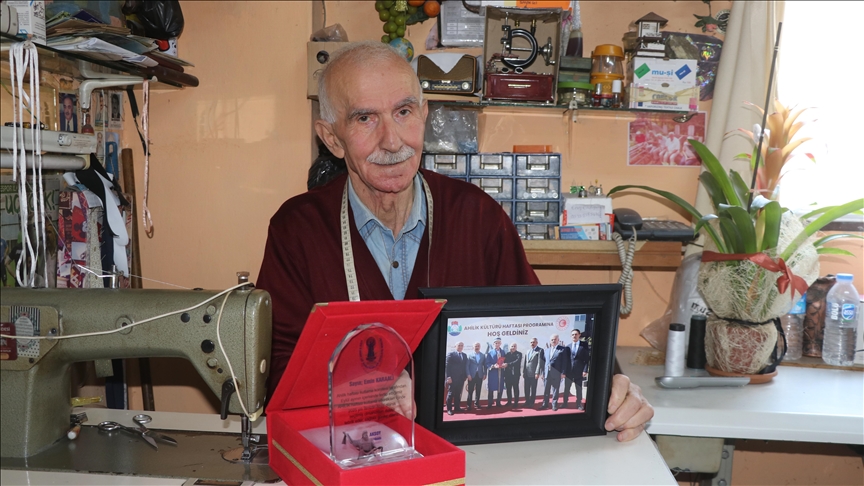 Rize'de "Yılın Ahisi" seçilen terzi, 62 yıldır mesleğini sürdürüyor