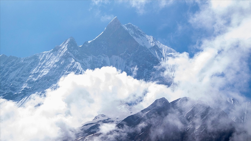 Everest Dağı'nda kar fırtınası nedeniyle mahsur kalan yüzlerce kişi için kurtarma çalışmaları sürüyor