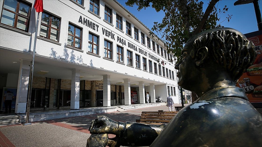 Bursa'nın simgelerinden Ahmet Vefik Paşa Bursa Devlet Tiyatrosu binası 85 yıldır ayakta