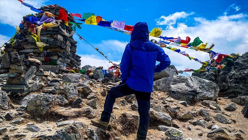 Hiker dead, hundreds evacuated as rescue operations continue around Mt. Everest