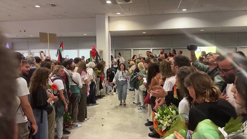 عودة 27 مواطنا يونانيا شاركوا بأسطول الصمود إلى بلادهم