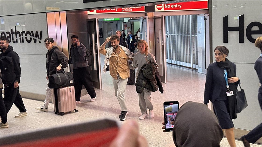 İsrail'in Küresel Sumud Filosu'nda alıkoyduğu 4 İngiliz, ülkelerine ulaştı