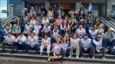 İzmir'de Buca Belediyesi memurları 5 aydır maaş alamadıkları gerekçesiyle eylem yaptı