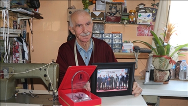 Rize'de "Yılın Ahisi" seçilen terzi, 62 yıldır mesleğini sürdürüyor
