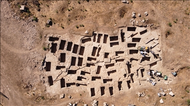 Archaeologists discover 60 tombs dating back 2,200 years in Western Türkiye