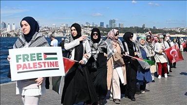 "صرخة صامتة لأجل غزة".. سلسلة بشرية على ساحل إسطنبول