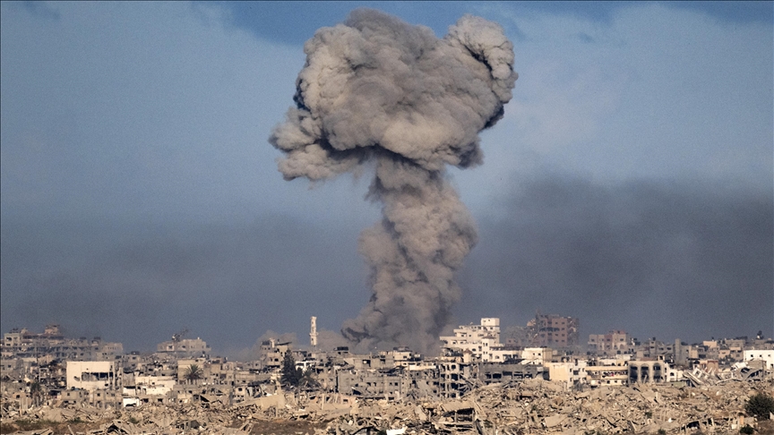 Në përvjetorin e dytë të gjenocidit, Izraeli intensifikon sulmet ajrore në jug të qytetit të Gazës