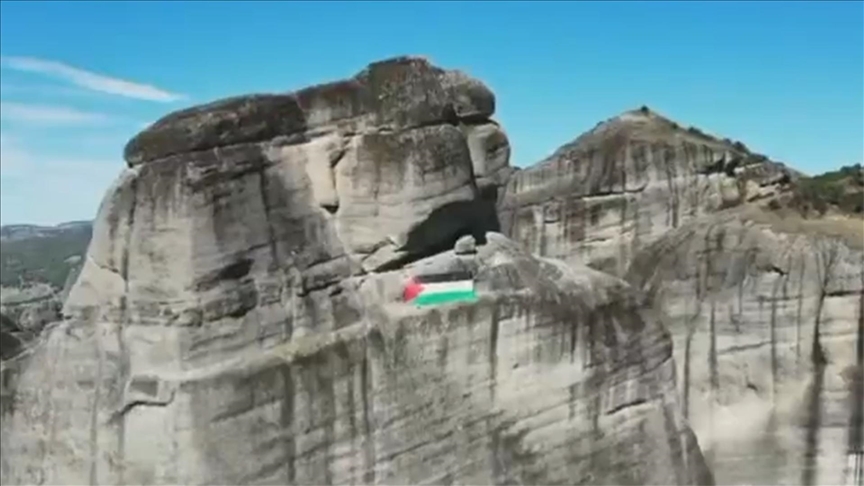 Yunanistan'ın simge yapılarından Meteora'daki kayalıklara Filistin bayrağı asıldı
