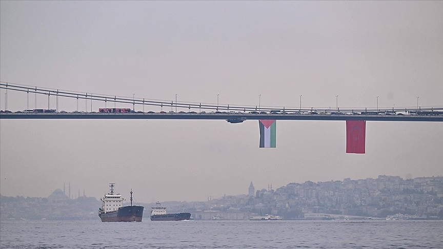 İstanbul Boğazı'ndaki köprülere Filistin'e destek için bayrak asıldı