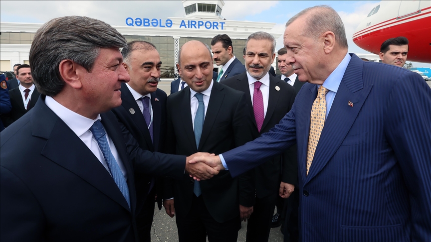 Presidenti Erdoğan mbërrin në Azerbajxhan për samitin e shteteve turke
