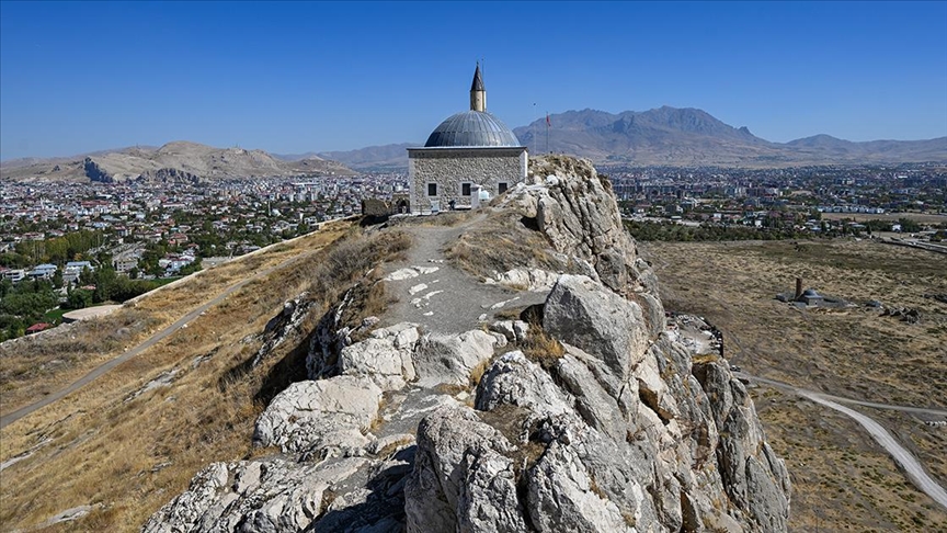 Mizgefta Silêman Xan li zîrweya Keleha Wanê ziyaretvanên xwe diezimîne