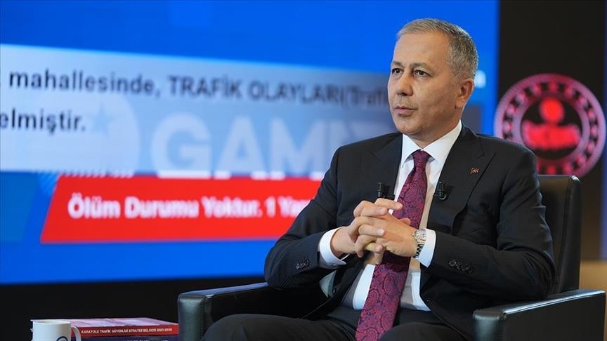 Wezîrê Karên Navxweyî Yerlîkaya di weşana taybet ya AAyê da behsa heyama nû ya trafîkê kir