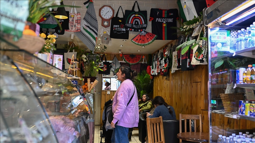 Pronarët e kafenesë në Londër nën presion, refuzojnë të heshtin në lidhje me Gazën