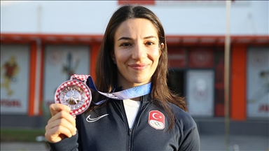 Sakatlanmasına rağmen pes etmeyen milli güreşçi Evin'in madalya kazandıran azmi