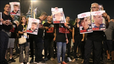 محتجون أمام منازل مسؤولين إسرائيليين يطالبون بتبادل أسرى مع حماس