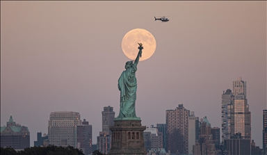 Hëna e plotë ofron pamje mahnitëse në New York