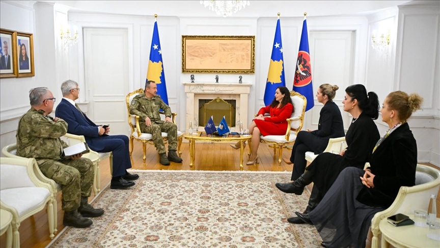 Presidentja Osmani priti në takim komandantin e KFOR-it, Ulutaş