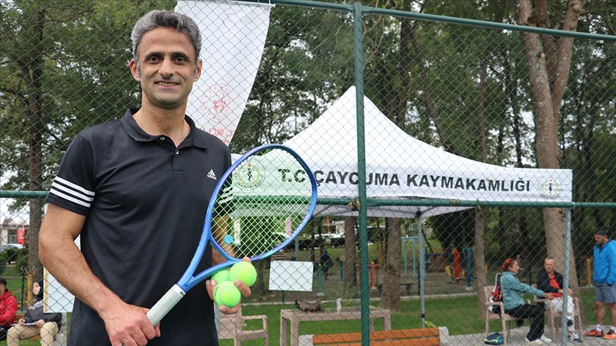 Tenis tutkunu kaymakam, sporcu kişiliğiyle gençlere rol model oluyor