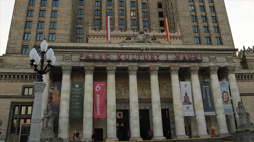 Varşova'nın Kültür ve Bilim Sarayı turistleri ağırlıyor