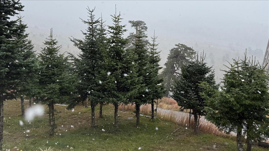 Bolu'nun yüksek kesimlerine kar yağdı