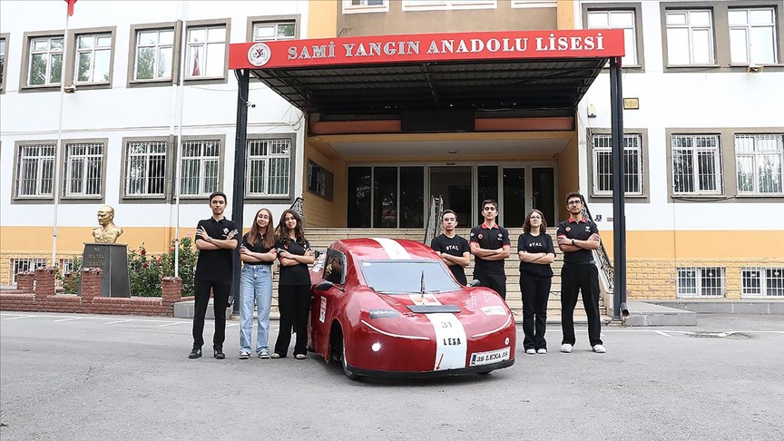 Liseliler okulun atölyesinde ürettikleri elektrikli araç "Lexa"yı geliştirmek için çalışıyor
