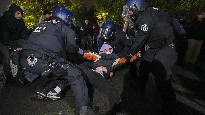  Германската полиција приведе демонстранти во обид да го растури пропалестинскиот протест во Берлин