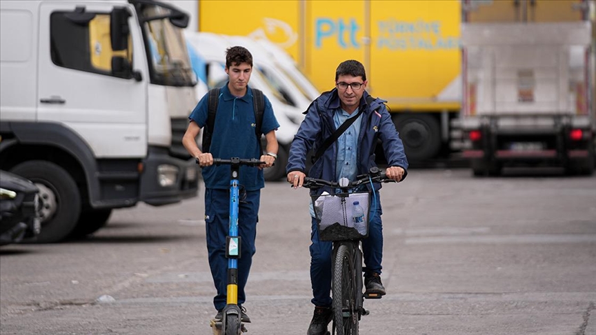 İzmir'de postalar baba oğula emanet