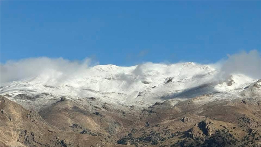 Antalya ve Muğla'da yüksek kesimlere mevsimin ilk karı yağdı