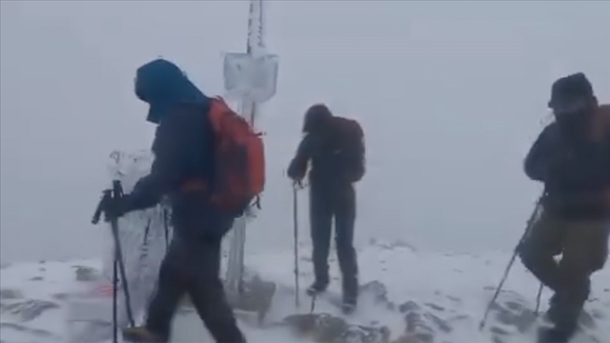 Uludağ'da mevsimin ilk kar yağışı etkili oldu