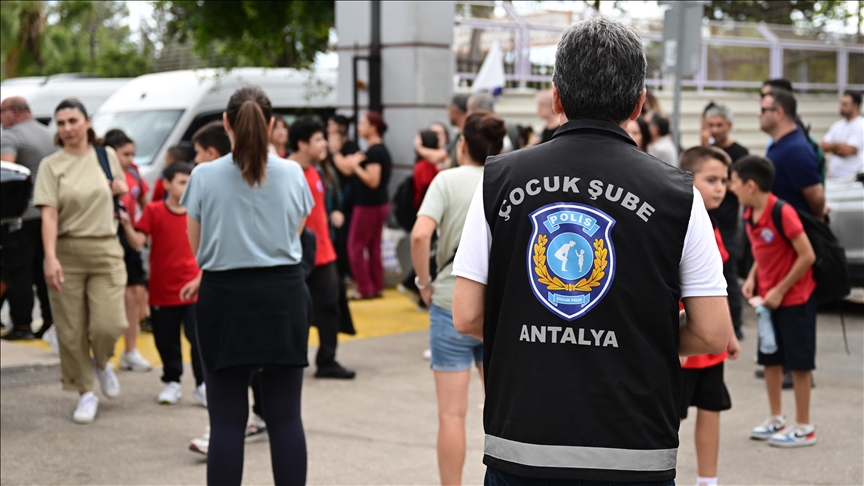 Antalya'da "Güvenli Okullar" projesiyle her okula bir polis görevlendirildi