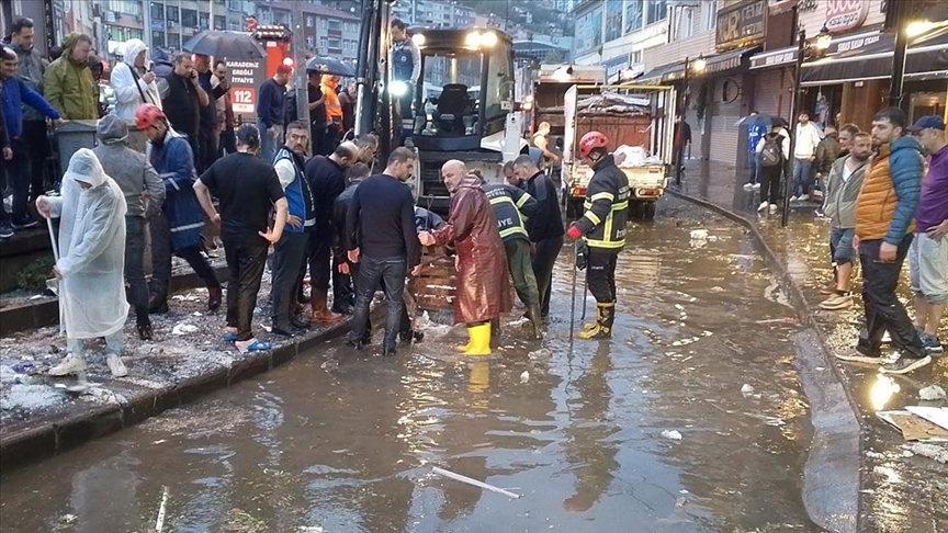 Zonguldak'ta sağanak hayatı olumsuz etkiliyor