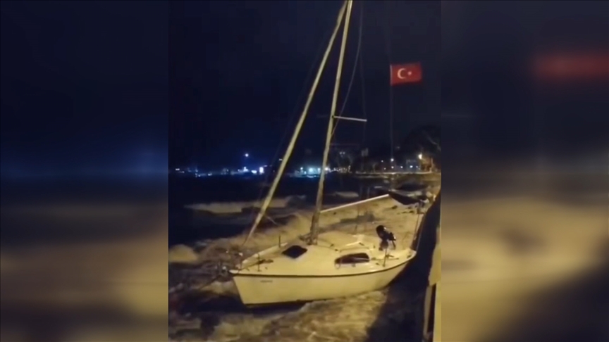 Erdek Körfezi'nde fırtına etkili oluyor
