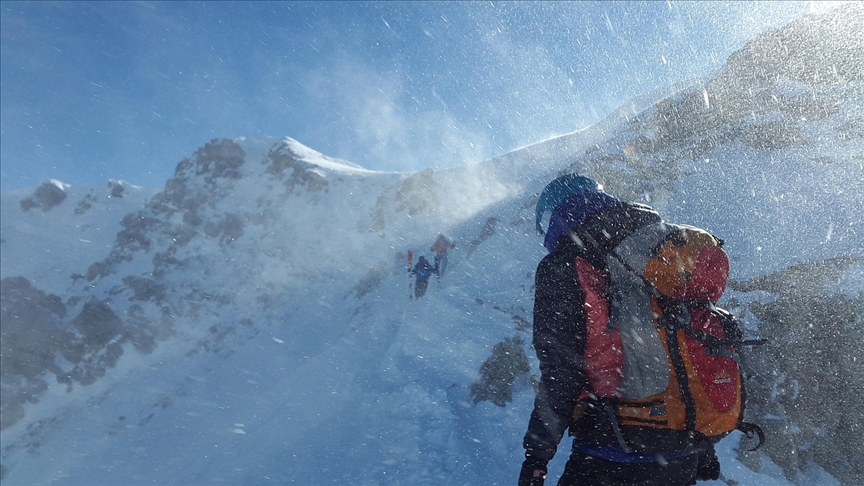 Everest'in doğusundaki kar fırtınası nedeniyle mahsur kalan 1000'den fazla kişi kurtarıldı
