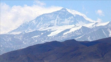 China rescues 580 hikers from Mount Everest
