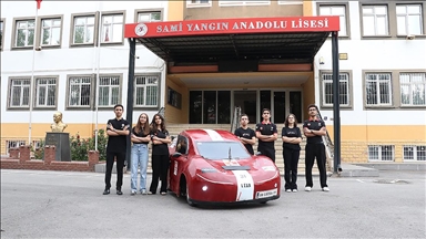 Liseliler okulun atölyesinde ürettikleri elektrikli araç "Lexa"yı geliştirmek için çalışıyor