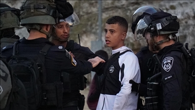 بينهم مصاب وطفل.. إسرائيل تعتقل عشرات الفلسطينيين بالضفة الغربية